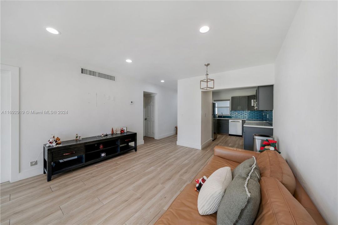 For Sale: $265,000 (2 beds, 2 baths, 930 Square Feet)