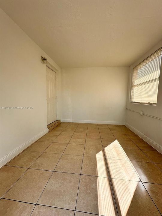 For Rent: $2,300 (3 beds, 1 baths, 1107 Square Feet)