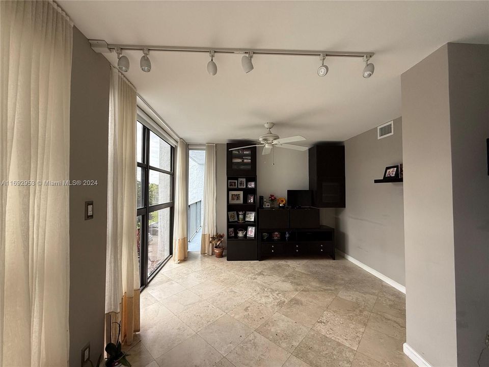 For Sale: $285,000 (1 beds, 1 baths, 1075 Square Feet)