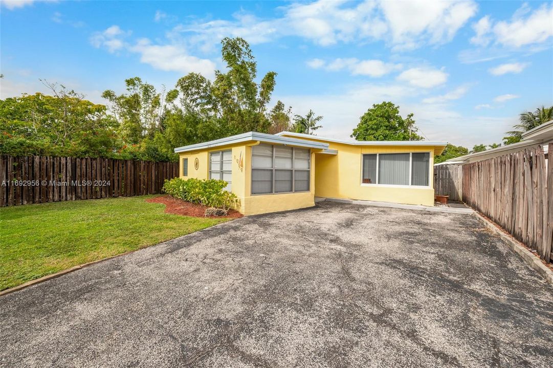 For Sale: $500,000 (3 beds, 2 baths, 1424 Square Feet)