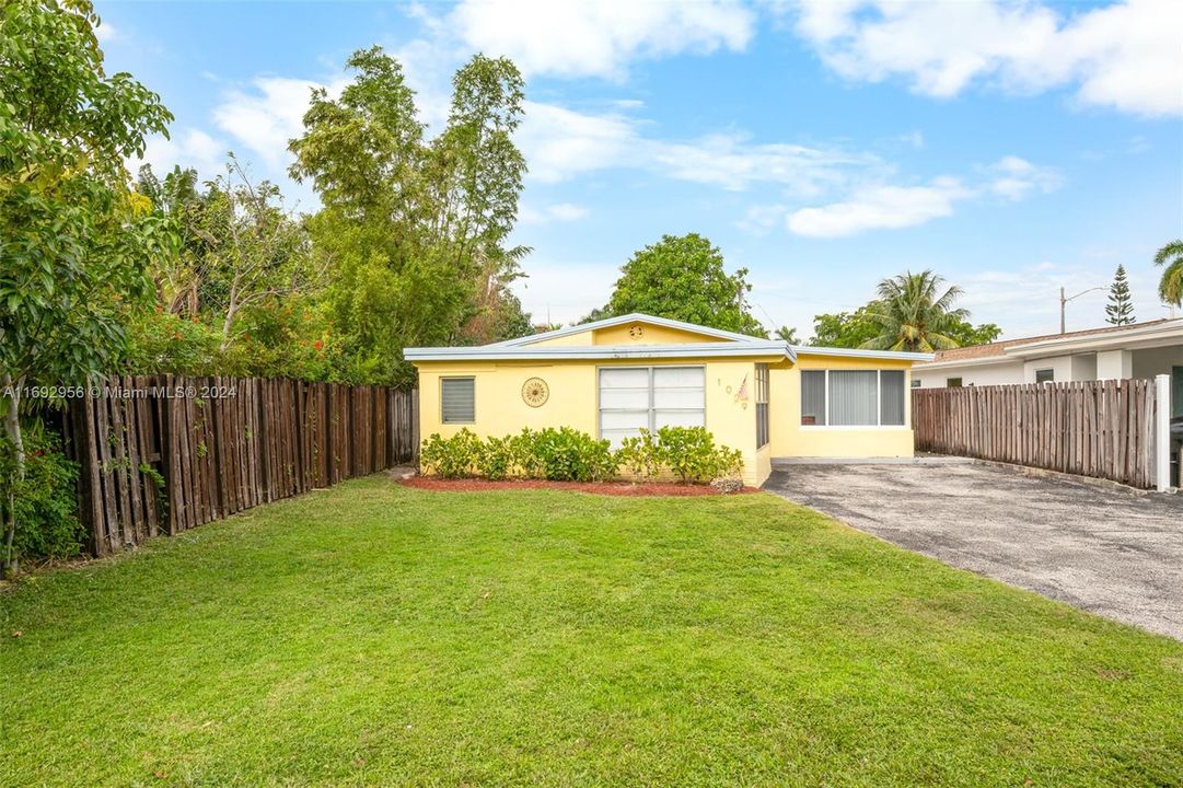 For Sale: $500,000 (3 beds, 2 baths, 1424 Square Feet)