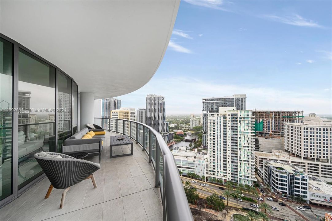 For Sale: $2,395,000 (3 beds, 3 baths, 2658 Square Feet)