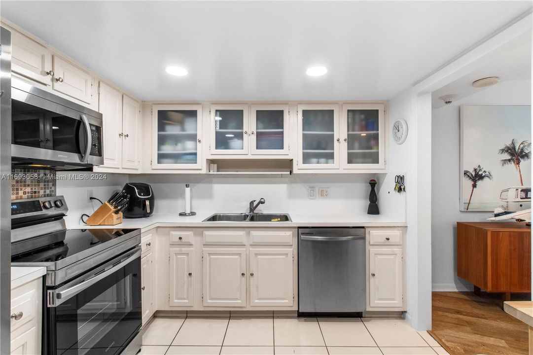 For Sale: $587,500 (1 beds, 1 baths, 960 Square Feet)