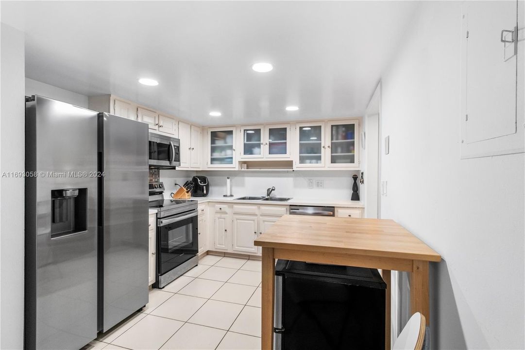 For Sale: $587,500 (1 beds, 1 baths, 960 Square Feet)