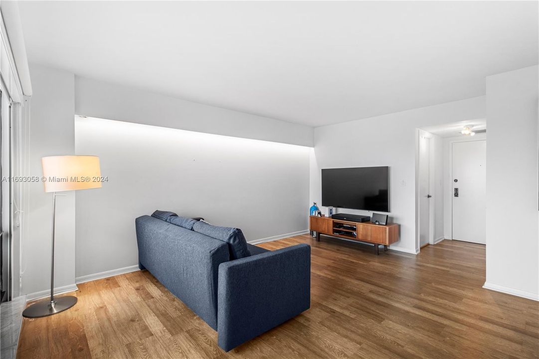 For Sale: $587,500 (1 beds, 1 baths, 960 Square Feet)