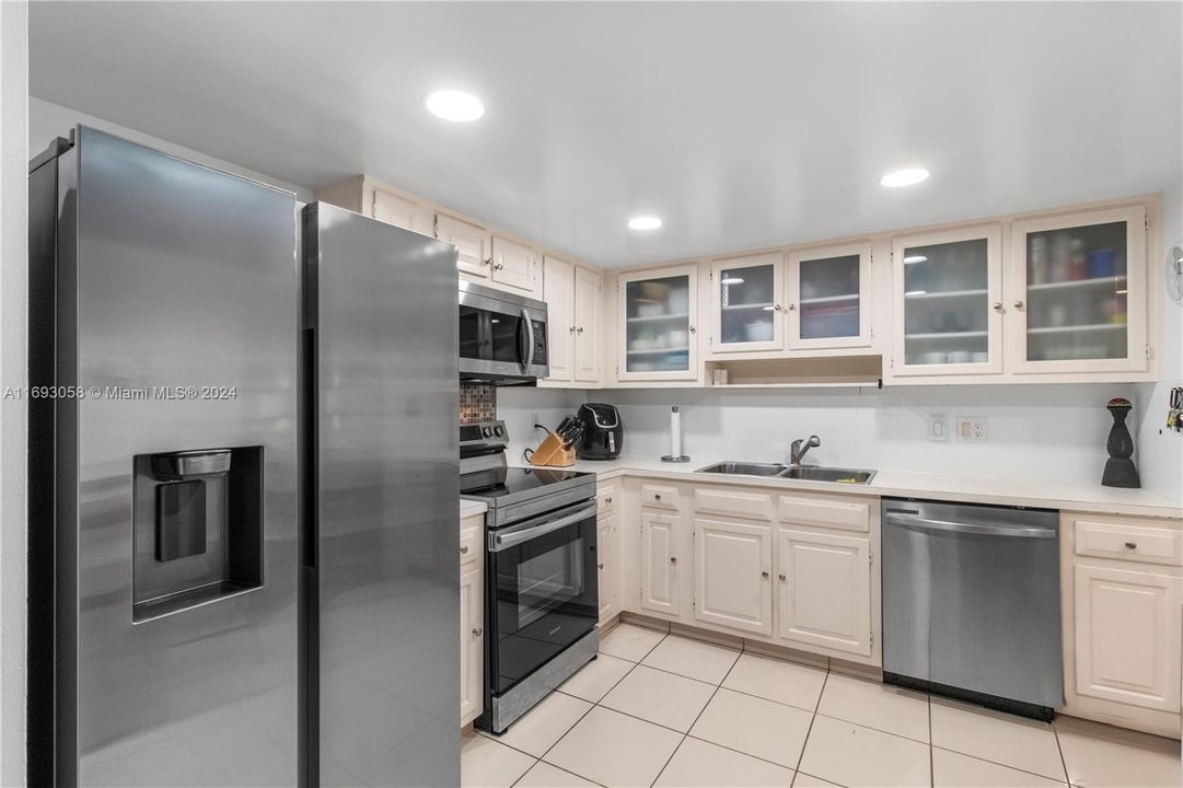 For Sale: $587,500 (1 beds, 1 baths, 960 Square Feet)