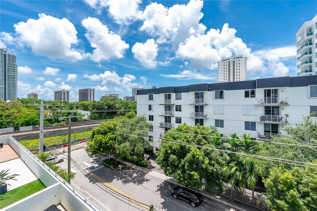 For Sale: $498,000 (2 beds, 2 baths, 973 Square Feet)