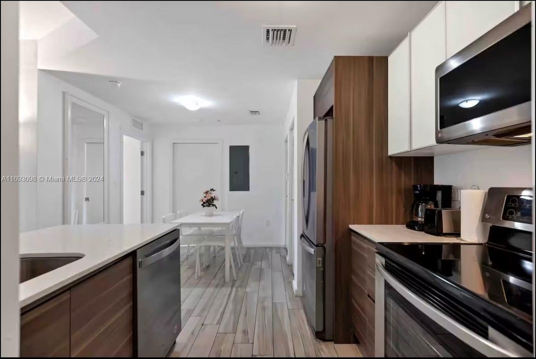 For Sale: $400,000 (1 beds, 1 baths, 641 Square Feet)