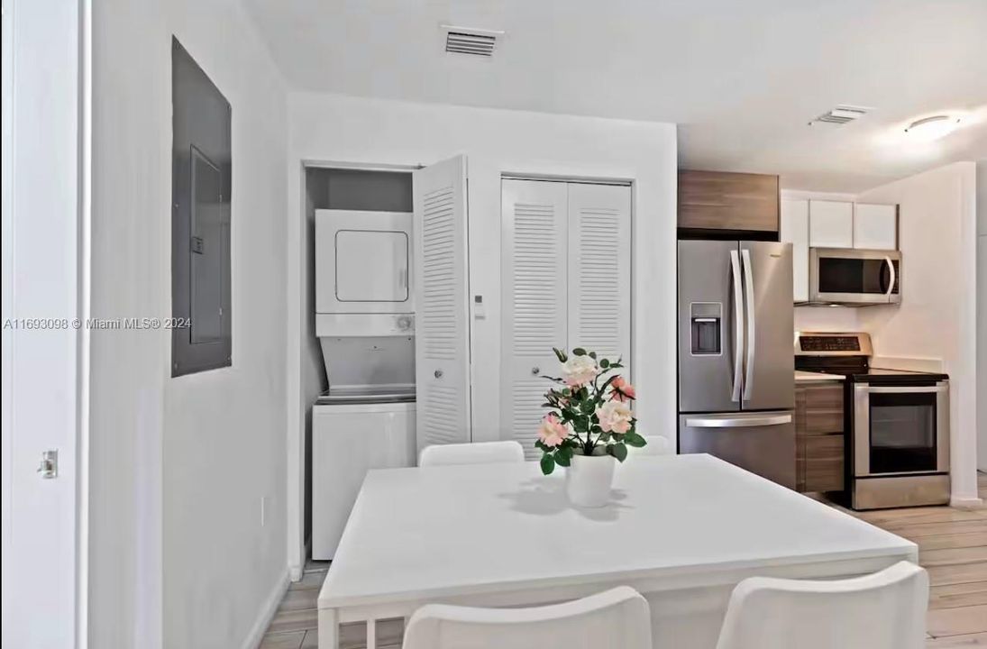 For Sale: $400,000 (1 beds, 1 baths, 641 Square Feet)