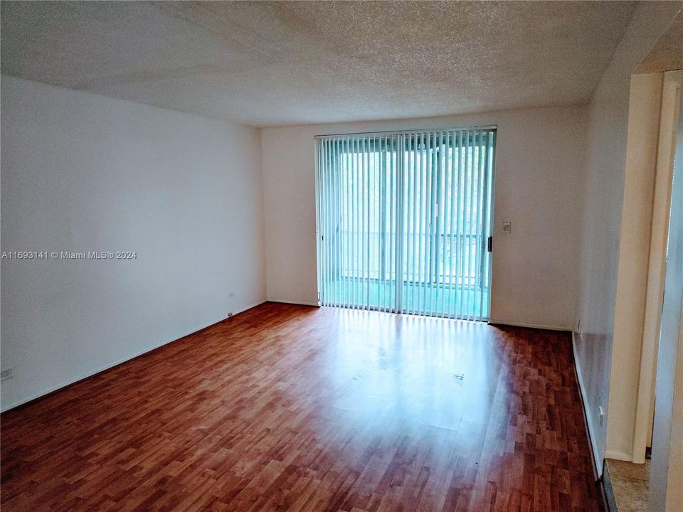 For Sale: $135,000 (1 beds, 1 baths, 800 Square Feet)