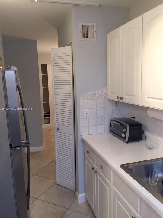 For Sale: $295,000 (1 beds, 1 baths, 680 Square Feet)