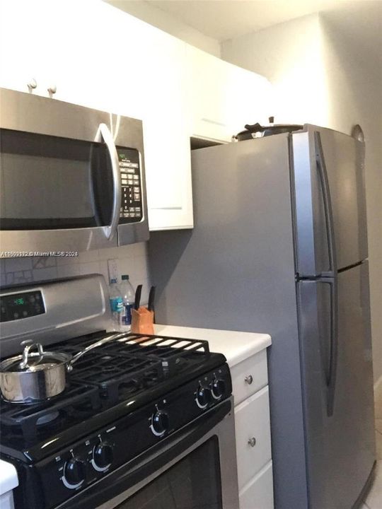 For Sale: $295,000 (1 beds, 1 baths, 680 Square Feet)