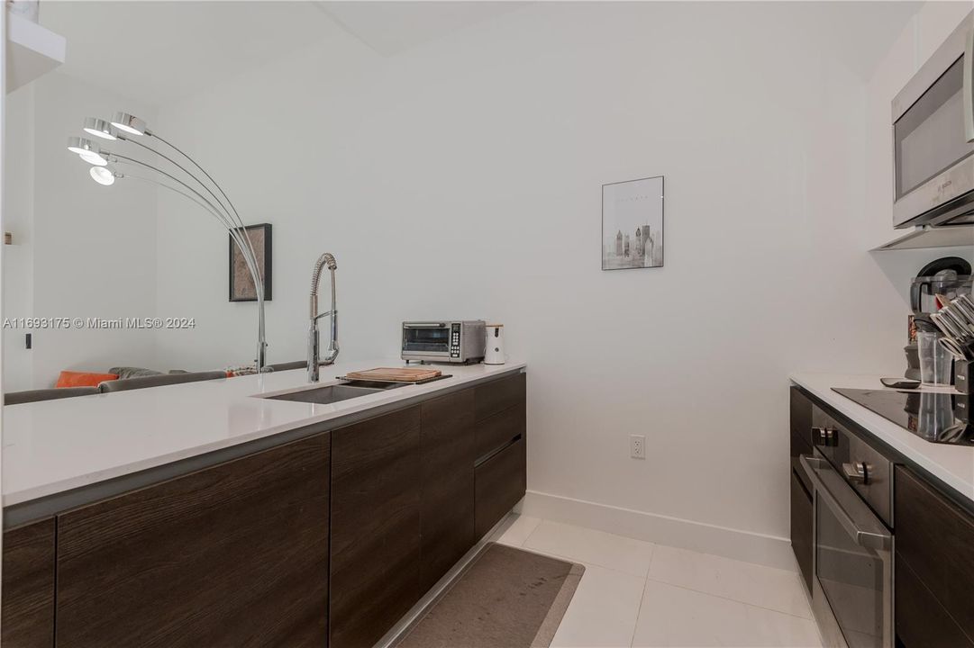 For Sale: $465,000 (1 beds, 1 baths, 526 Square Feet)