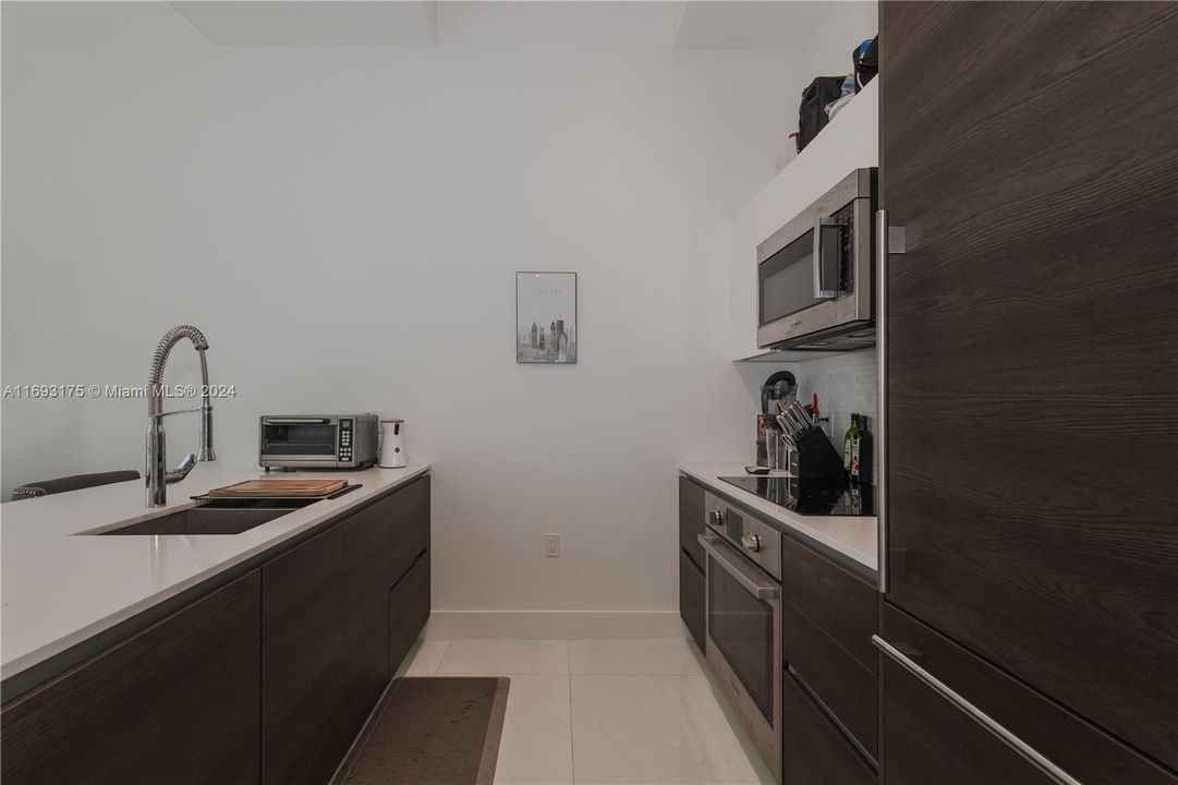 For Sale: $465,000 (1 beds, 1 baths, 526 Square Feet)