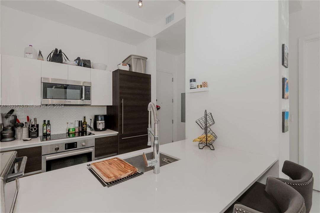 For Sale: $465,000 (1 beds, 1 baths, 526 Square Feet)