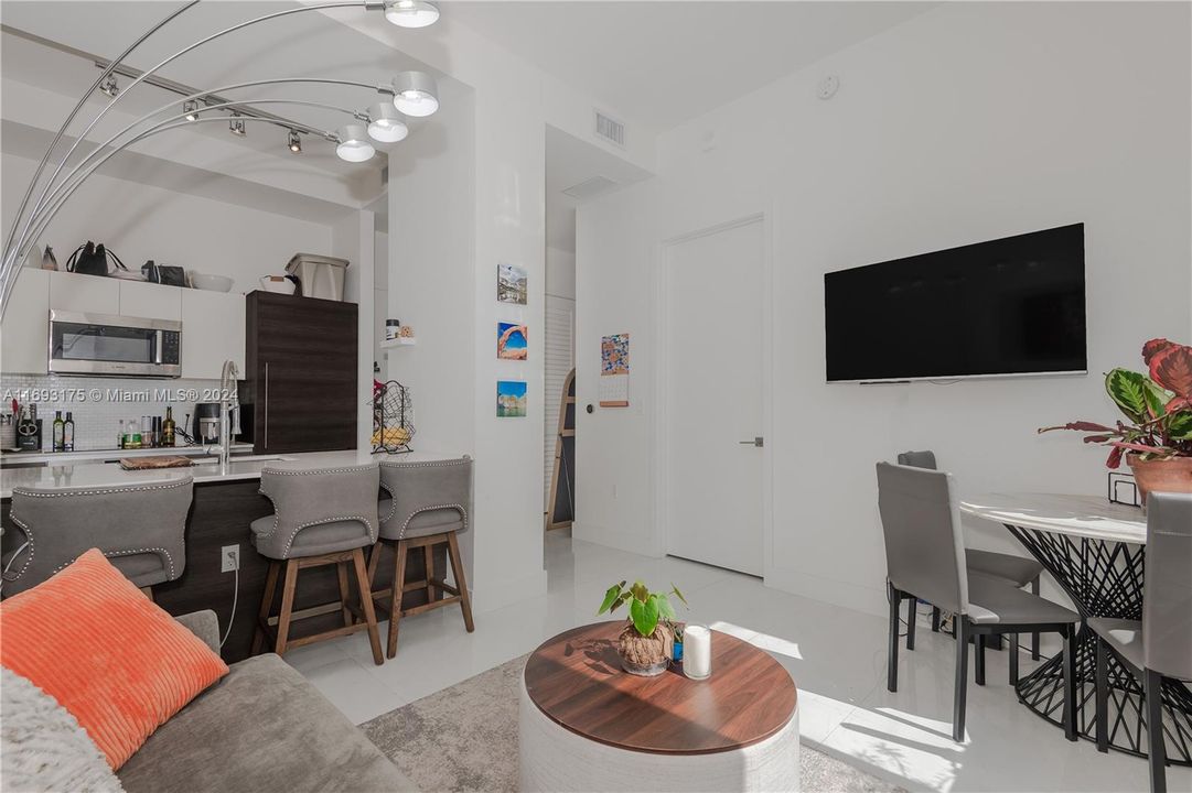 For Sale: $465,000 (1 beds, 1 baths, 526 Square Feet)