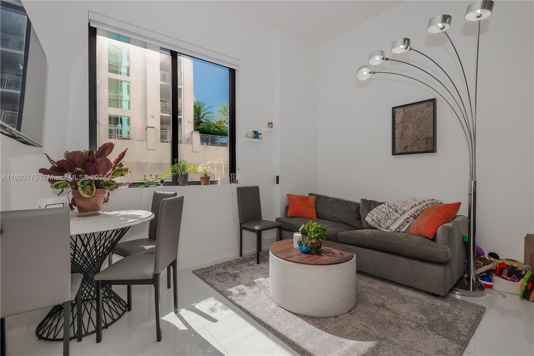 For Sale: $465,000 (1 beds, 1 baths, 526 Square Feet)