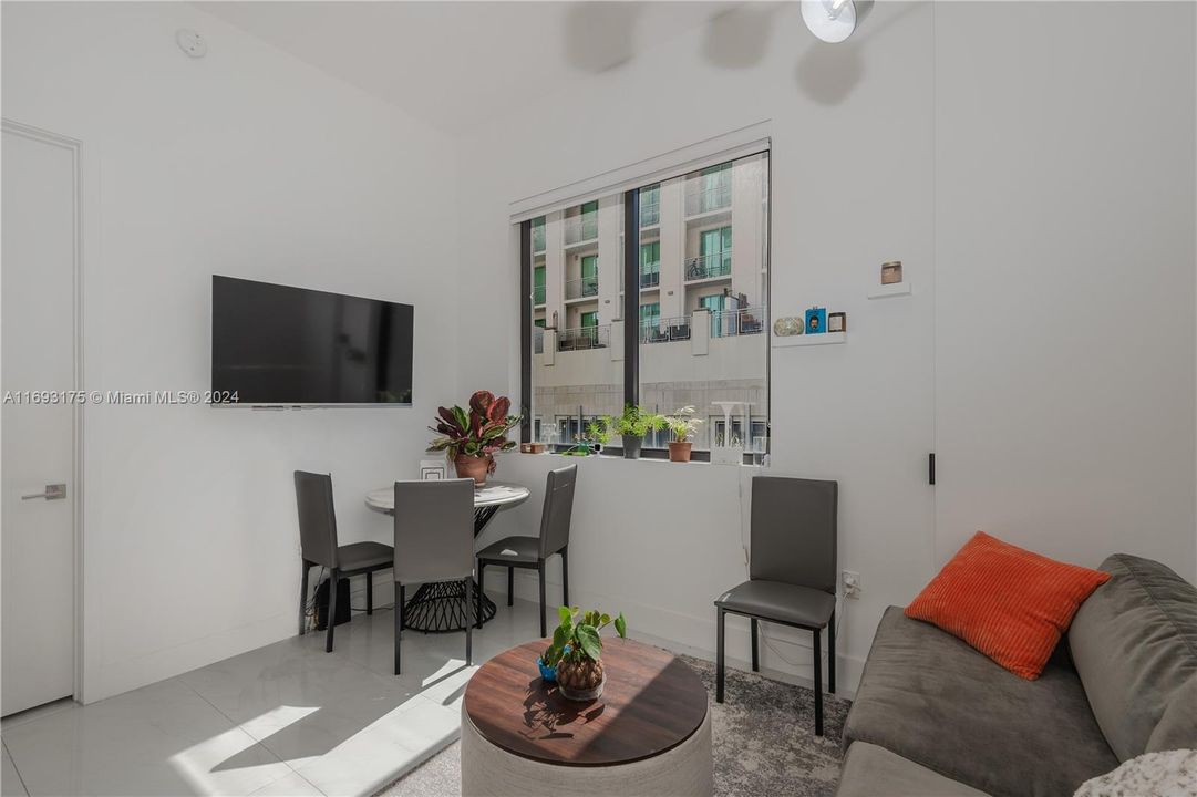 For Sale: $465,000 (1 beds, 1 baths, 526 Square Feet)