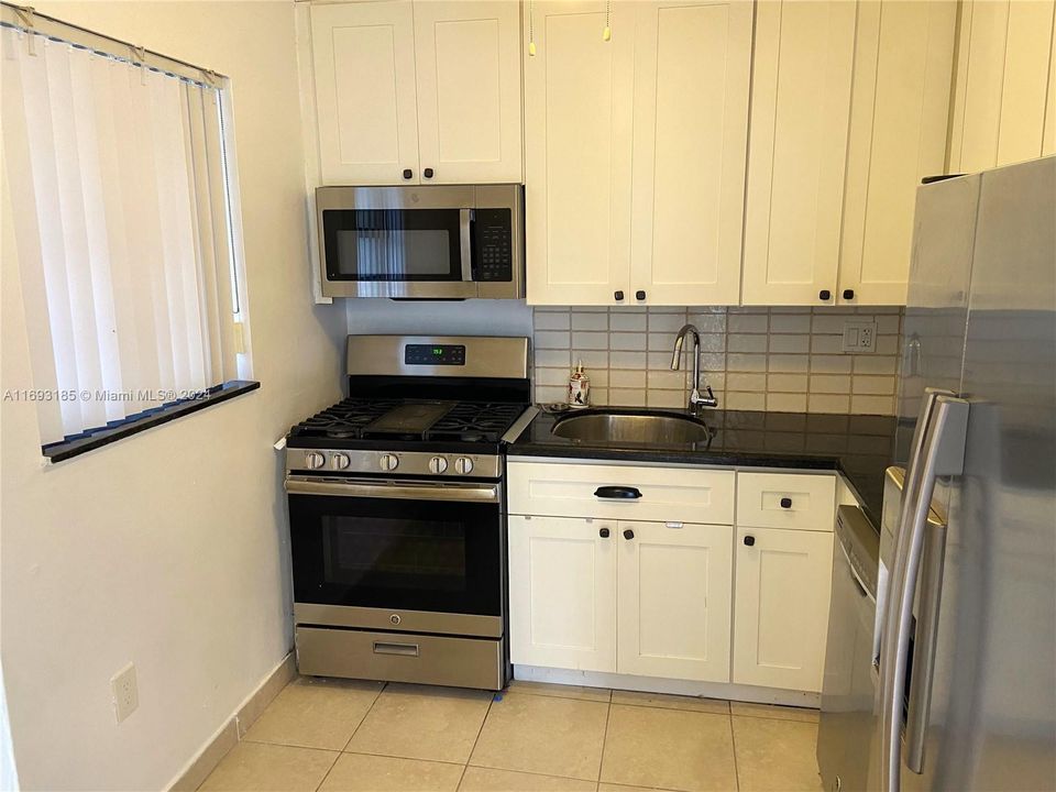 For Rent: $2,200 (2 beds, 2 baths, 1050 Square Feet)