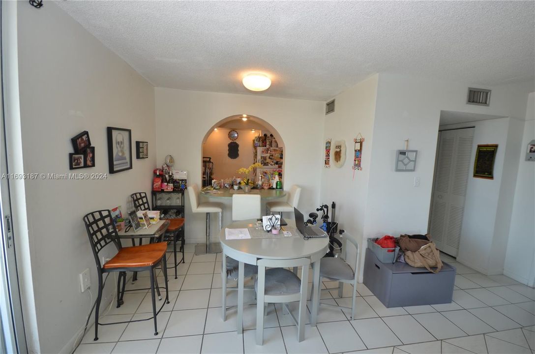 For Sale: $280,000 (1 beds, 1 baths, 1005 Square Feet)