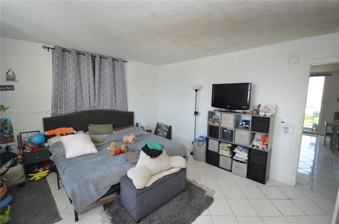 For Sale: $280,000 (1 beds, 1 baths, 1005 Square Feet)