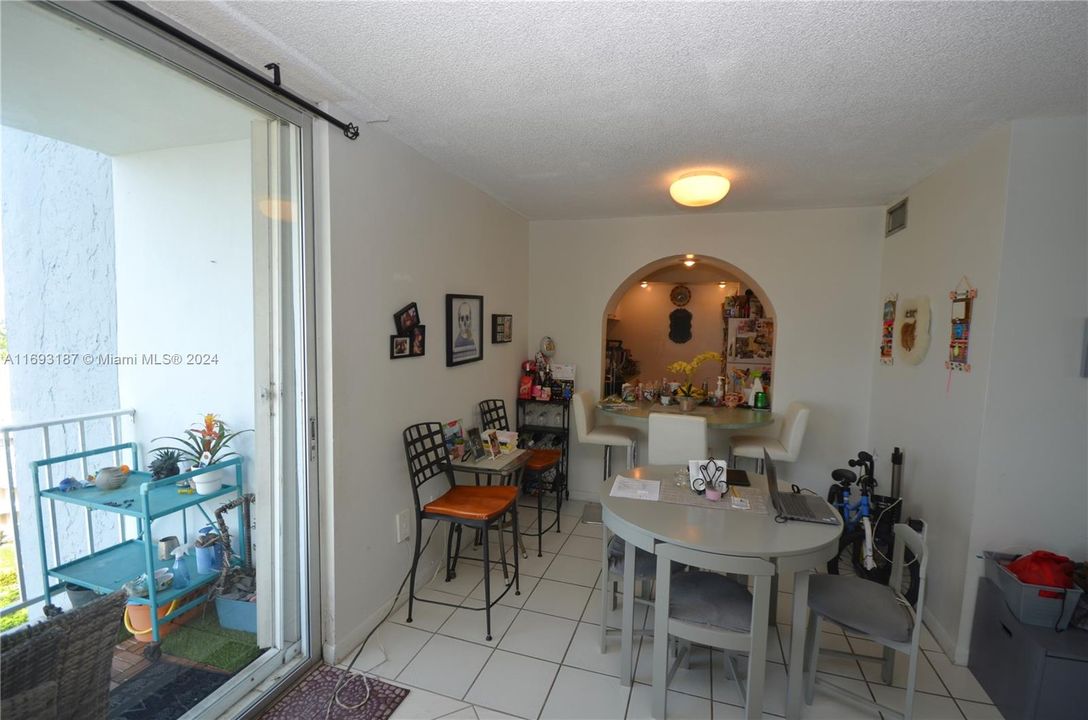 For Sale: $280,000 (1 beds, 1 baths, 1005 Square Feet)