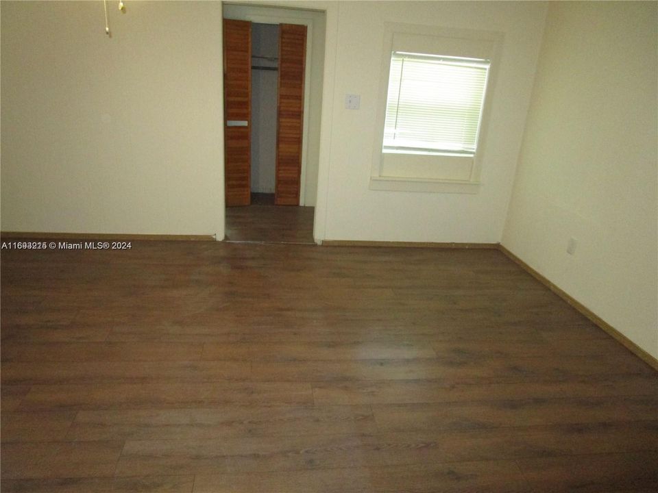 Recientemente alquilado: $1,300 (2 camas, 1 baños, 2242 Pies cuadrados)