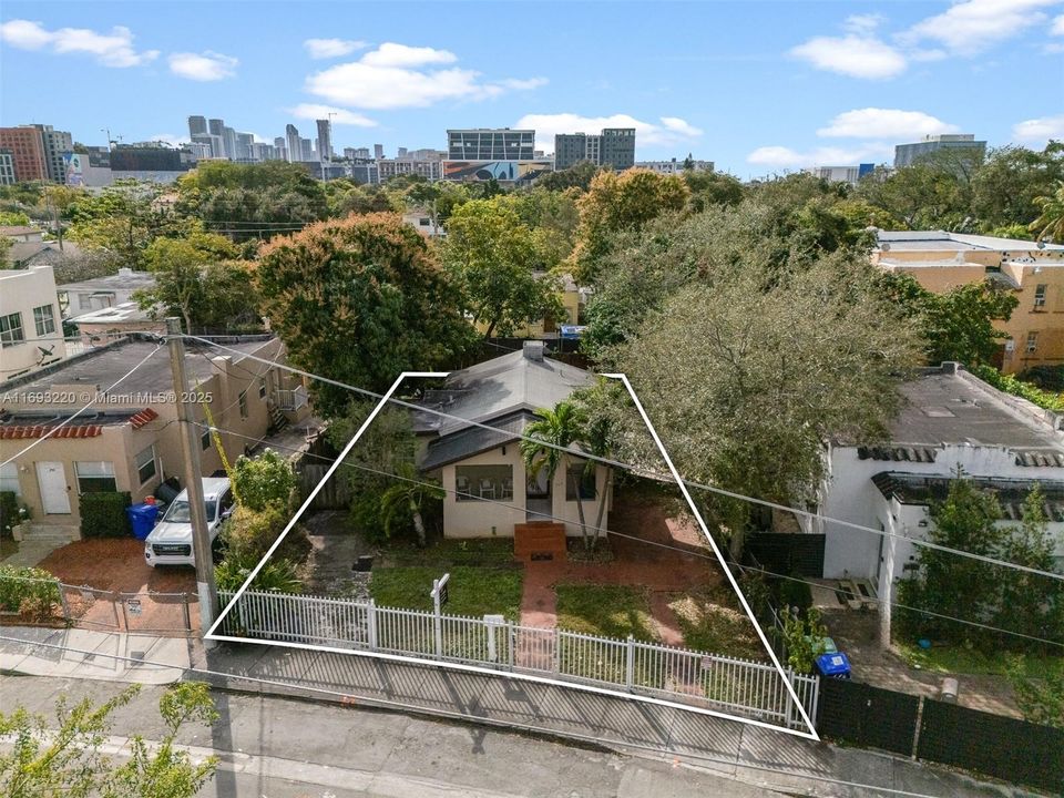 待售: $765,000 (2 贝兹, 1 浴室, 984 平方英尺)