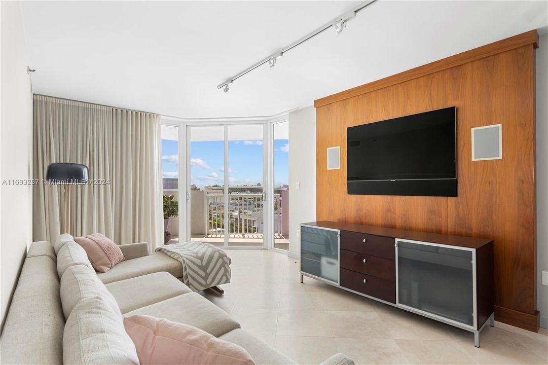 For Sale: $649,000 (2 beds, 2 baths, 940 Square Feet)