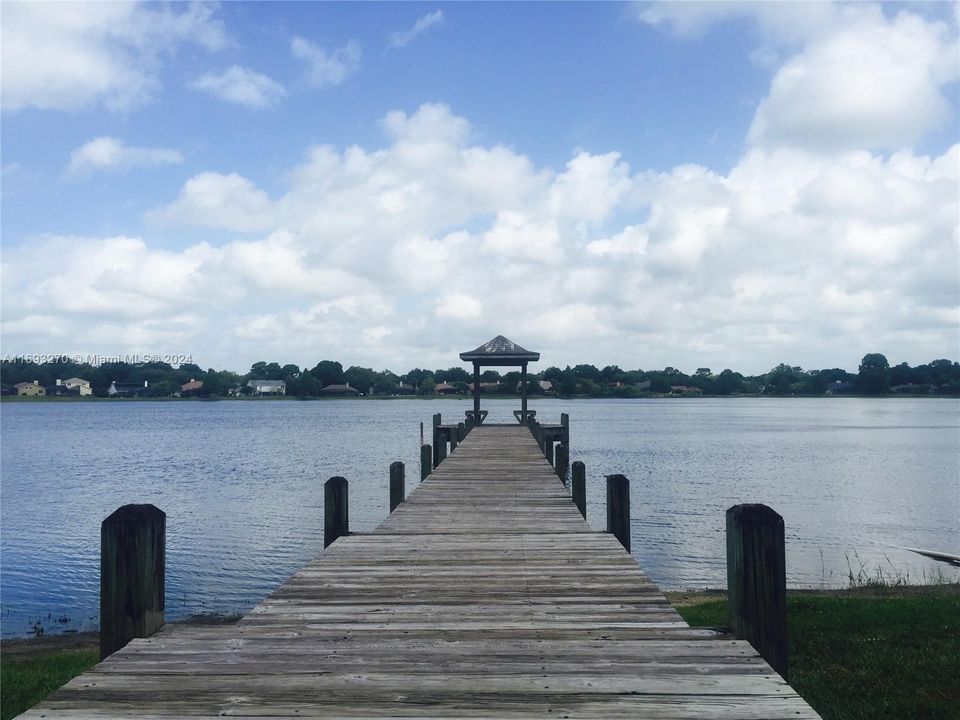 community fishing peer paddle board/canoe