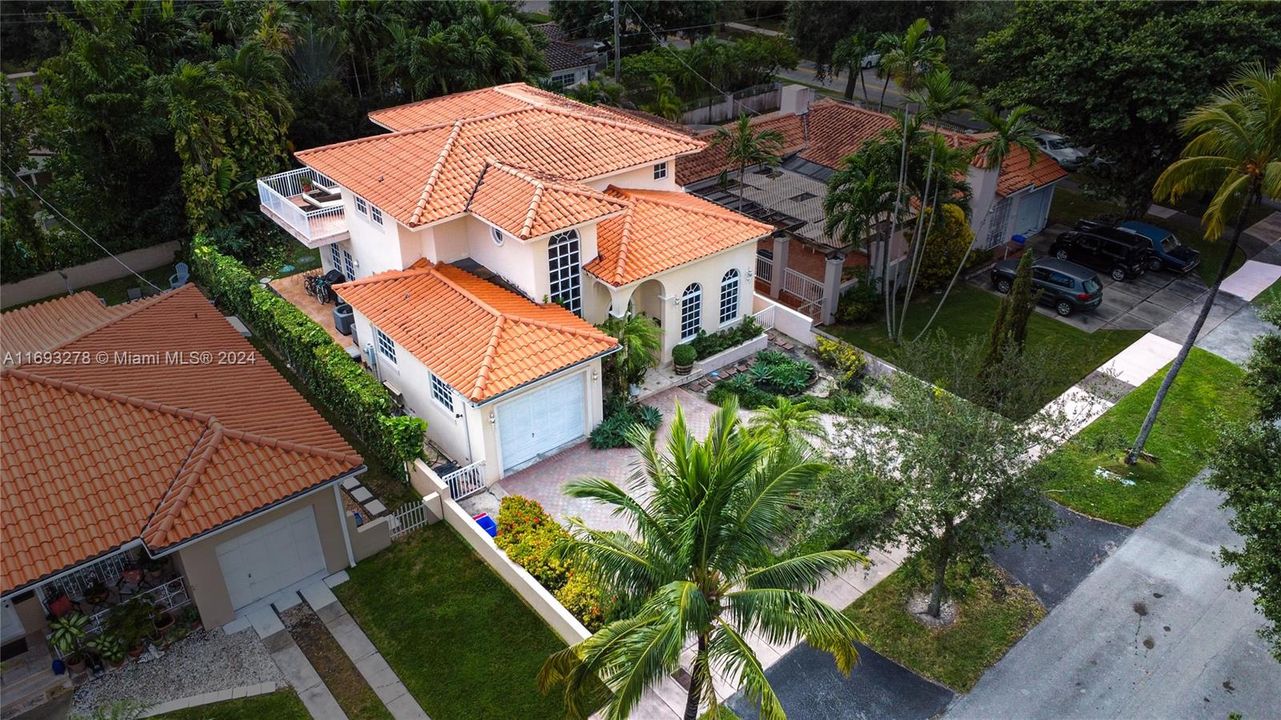 En Venta: $1,625,000 (3 camas, 3 baños, 2094 Pies cuadrados)