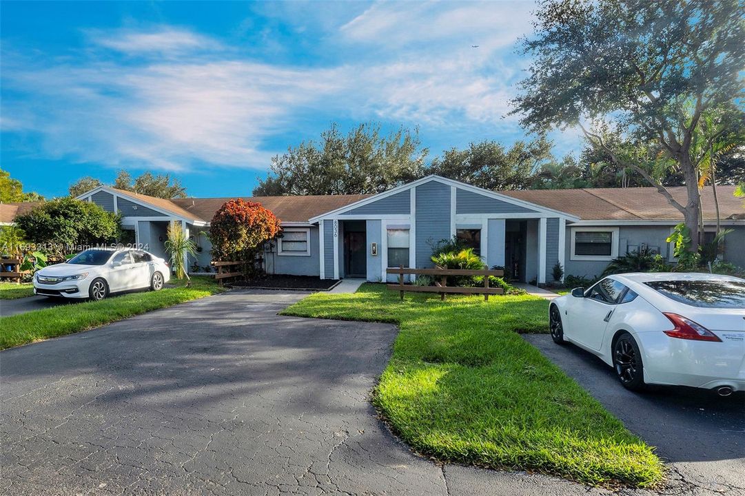 For Sale: $353,000 (2 beds, 2 baths, 954 Square Feet)