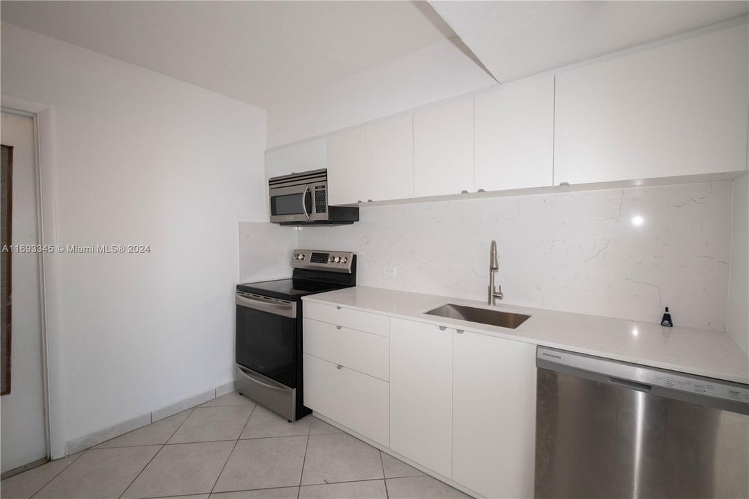 For Rent: $2,600 (1 beds, 1 baths, 840 Square Feet)