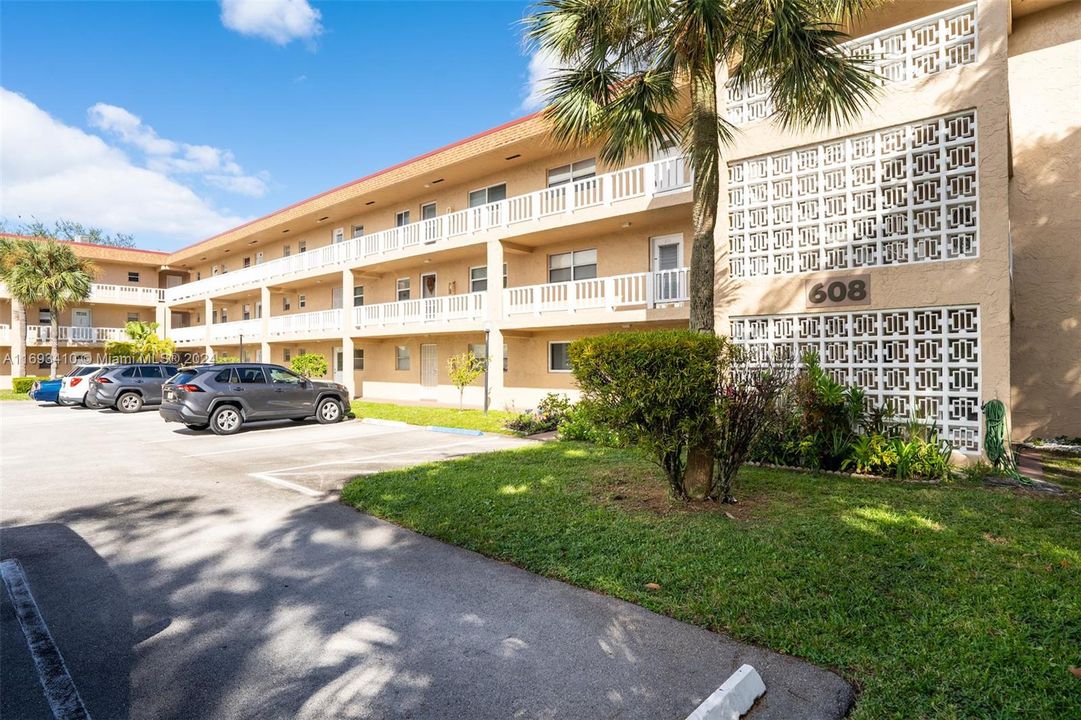 Activo con contrato: $120,000 (2 camas, 2 baños, 907 Pies cuadrados)