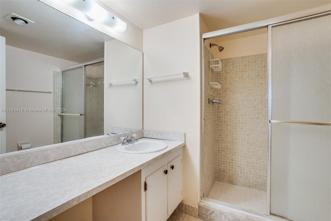 Activo con contrato: $120,000 (2 camas, 2 baños, 907 Pies cuadrados)
