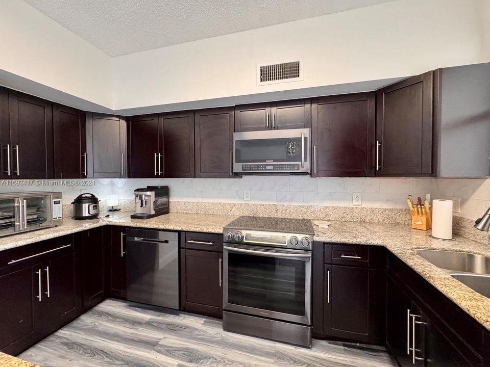 For Sale: $374,000 (2 beds, 2 baths, 1120 Square Feet)