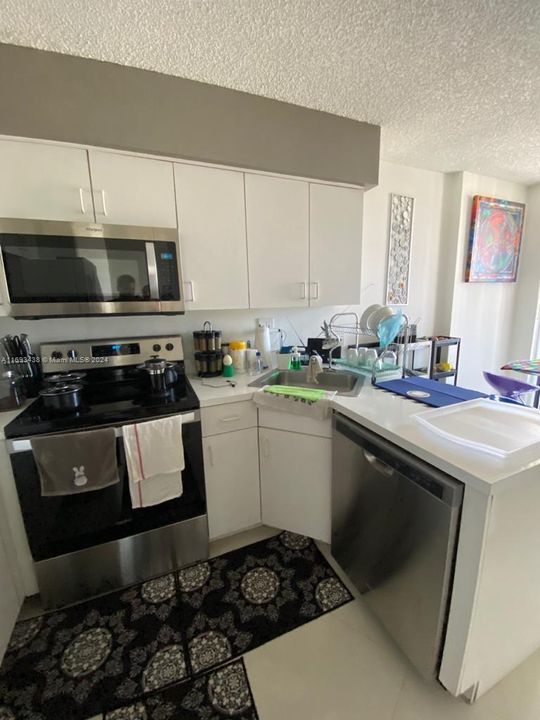 For Sale: $360,000 (1 beds, 1 baths, 910 Square Feet)