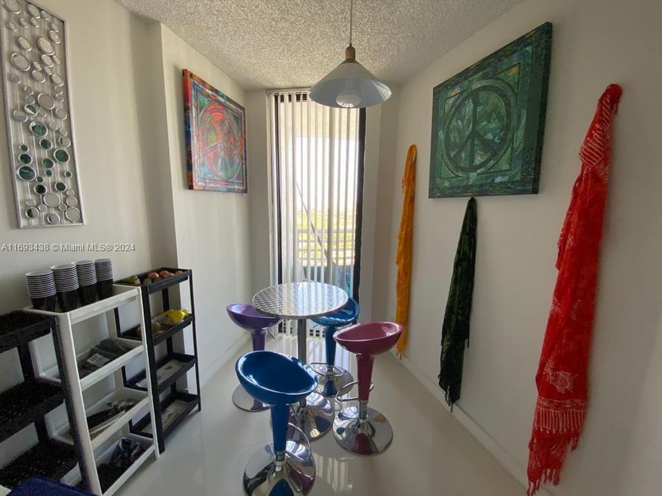 For Sale: $360,000 (1 beds, 1 baths, 910 Square Feet)