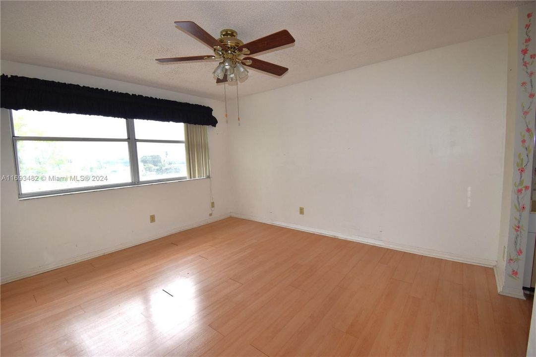 For Sale: $145,000 (2 beds, 2 baths, 950 Square Feet)