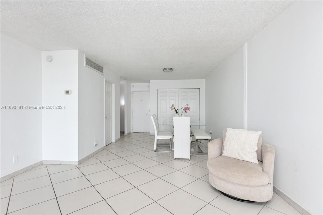 For Sale: $350,000 (1 beds, 1 baths, 910 Square Feet)