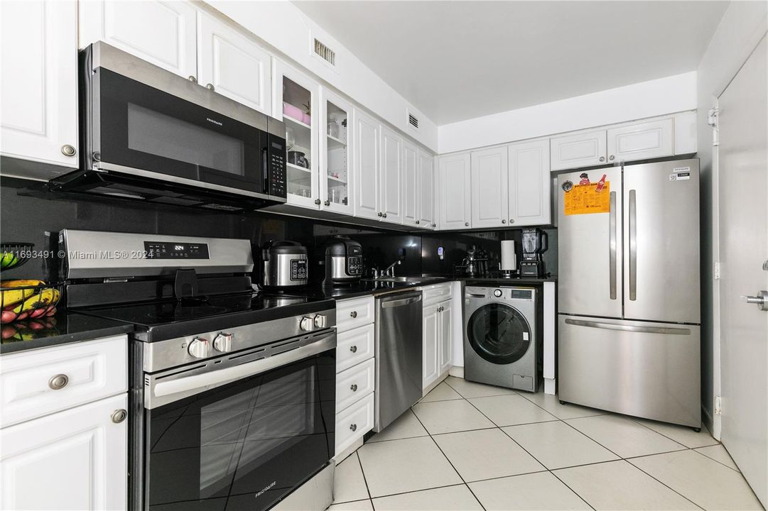 For Sale: $350,000 (1 beds, 1 baths, 910 Square Feet)