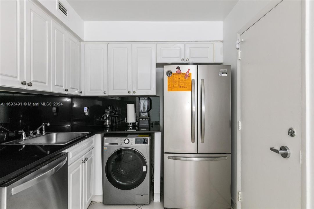 For Sale: $350,000 (1 beds, 1 baths, 910 Square Feet)