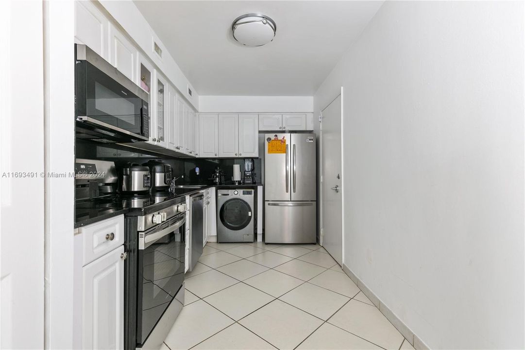 For Sale: $350,000 (1 beds, 1 baths, 910 Square Feet)