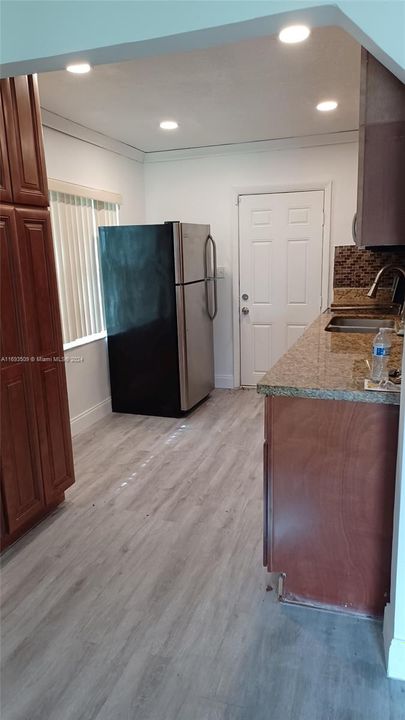 For Rent: $2,500 (2 beds, 1 baths, 720 Square Feet)