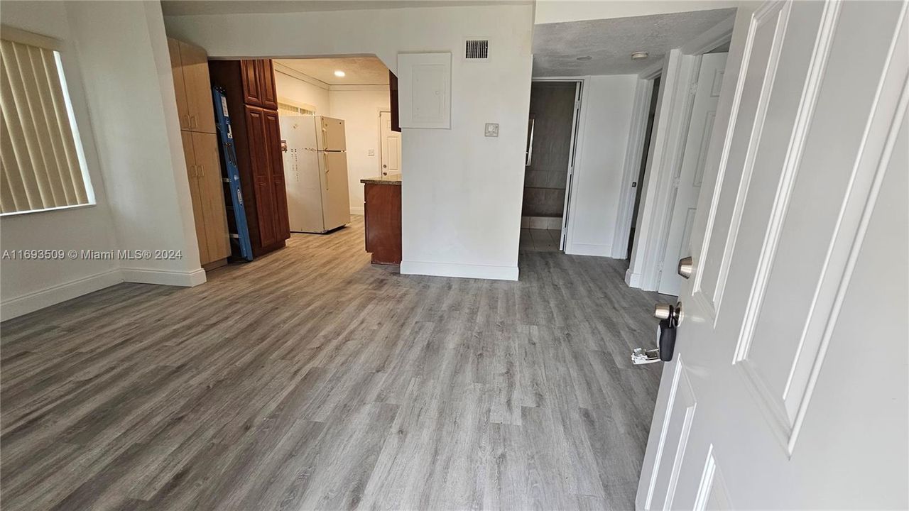 For Rent: $2,500 (2 beds, 1 baths, 720 Square Feet)