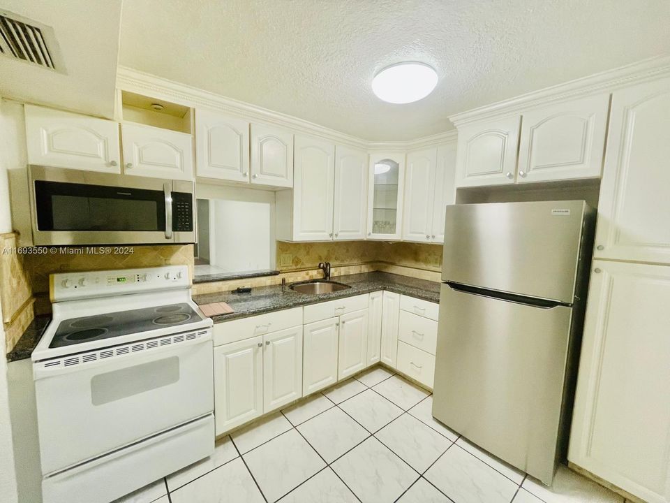 For Rent: $1,700 (1 beds, 1 baths, 898 Square Feet)