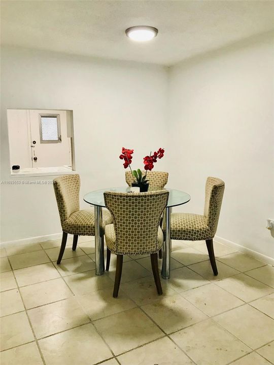 For Rent: $1,690 (1 beds, 1 baths, 898 Square Feet)