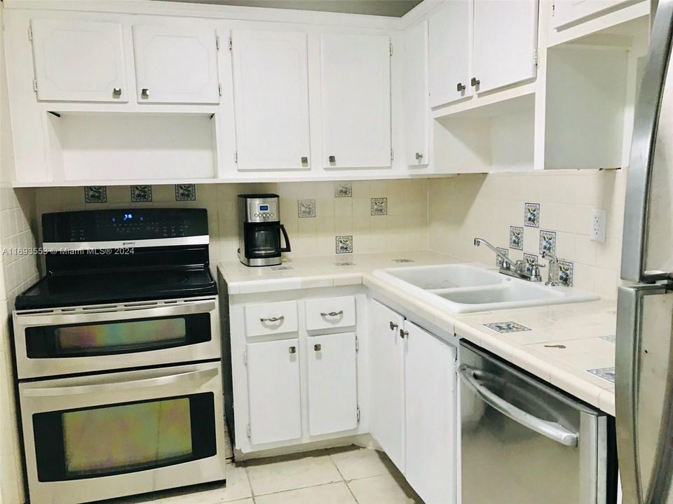 For Rent: $1,690 (1 beds, 1 baths, 898 Square Feet)