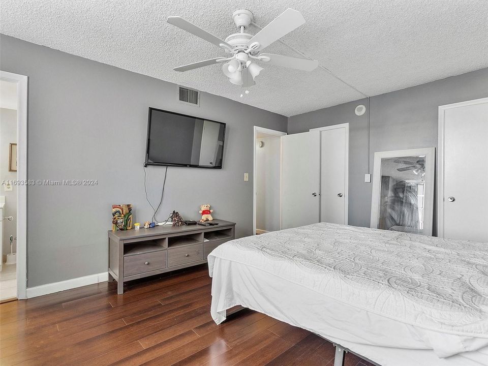 For Sale: $235,000 (1 beds, 1 baths, 920 Square Feet)