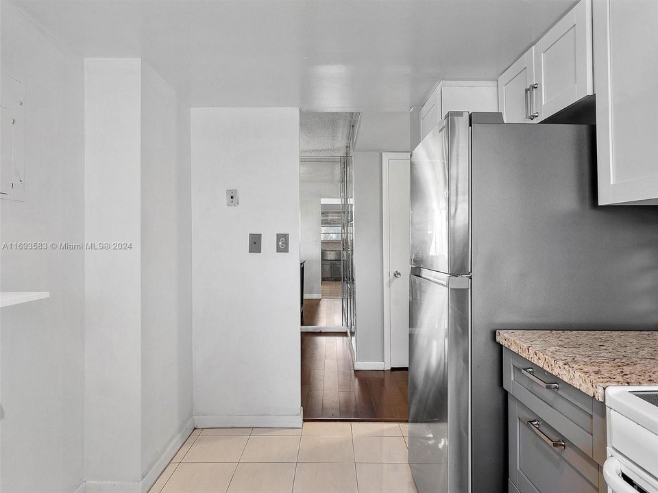 For Sale: $235,000 (1 beds, 1 baths, 920 Square Feet)